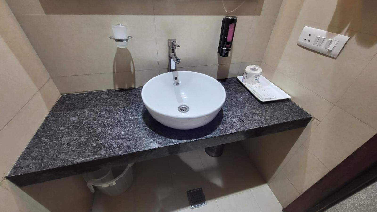 Uds Villa Scandinavian B&B - Next To Vfs New Delhi Exteriör bild
